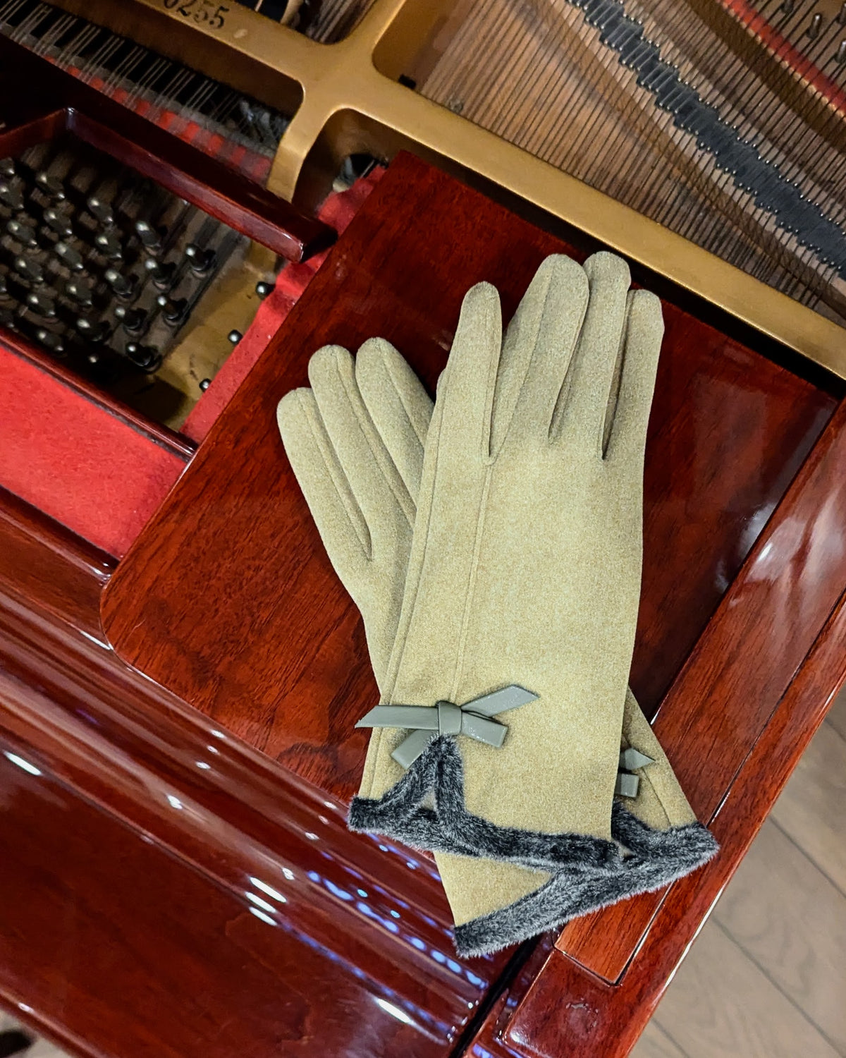 Dainty Bow Glove - Tan